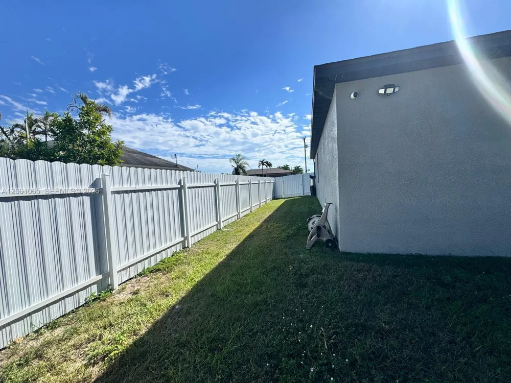 209 SE 26TH TER Cape Coral, FL 33904
