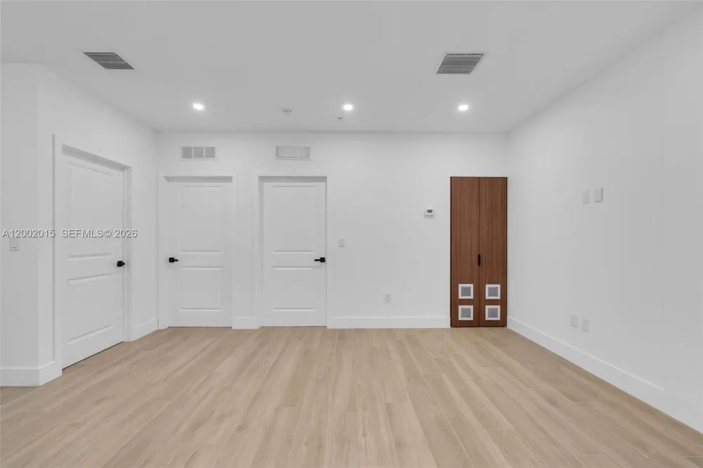1037 NW 2nd St Miami, FL 33128