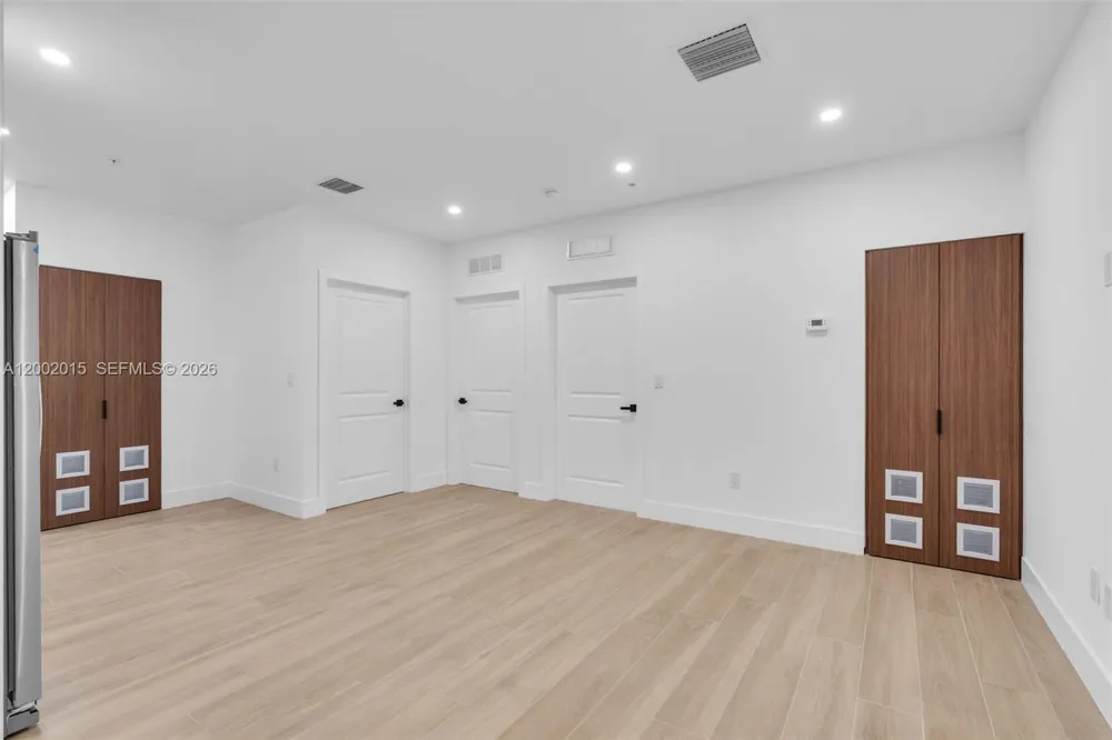 1037 NW 2nd St Miami, FL 33128
