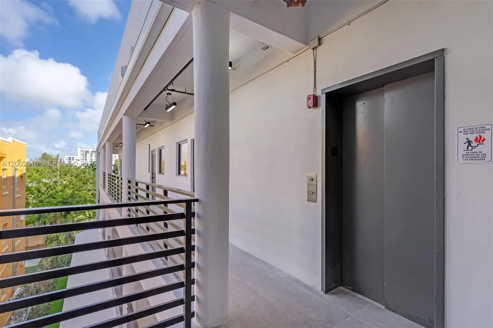 1037 NW 2nd St Miami, FL 33128