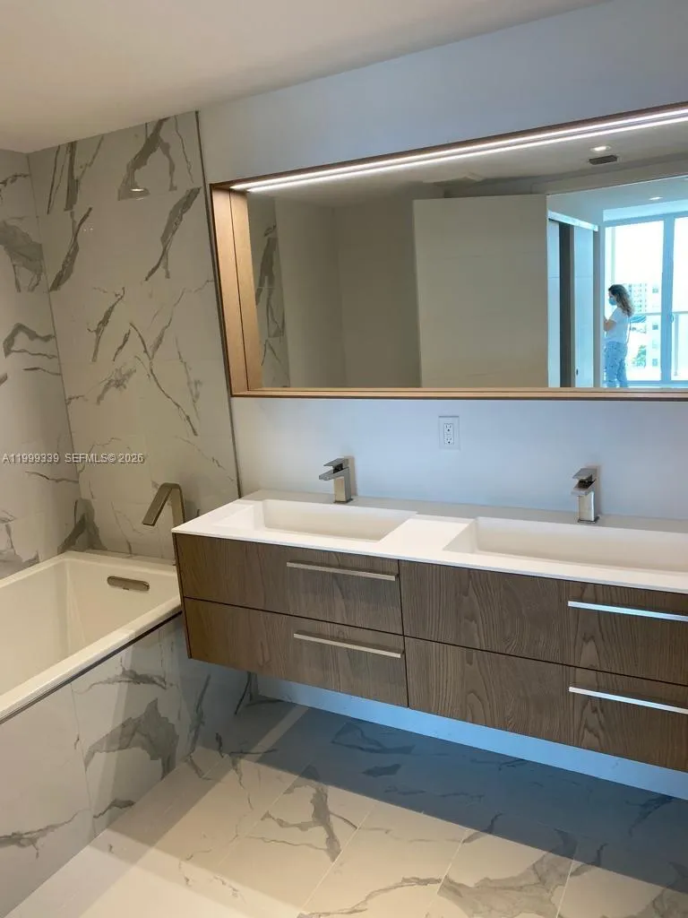 9521 E Bay Harbor Dr #605 Bay Harbor Islands, FL 33154