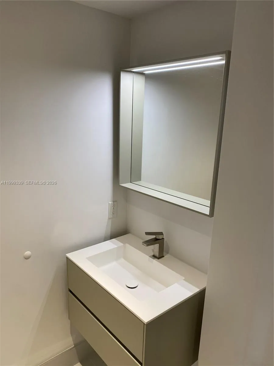 9521 E Bay Harbor Dr #605 Bay Harbor Islands, FL 33154