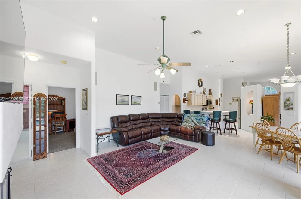 3038 Lakewood Dr Weston, FL 33332