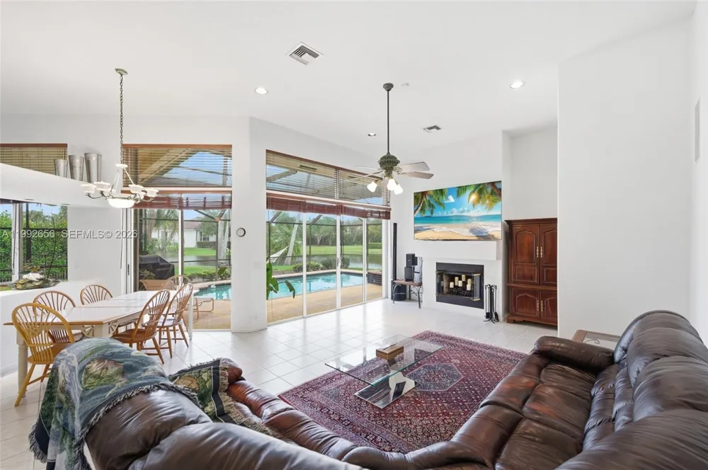 3038 Lakewood Dr Weston, FL 33332