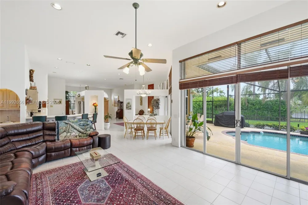 3038 Lakewood Dr Weston, FL 33332