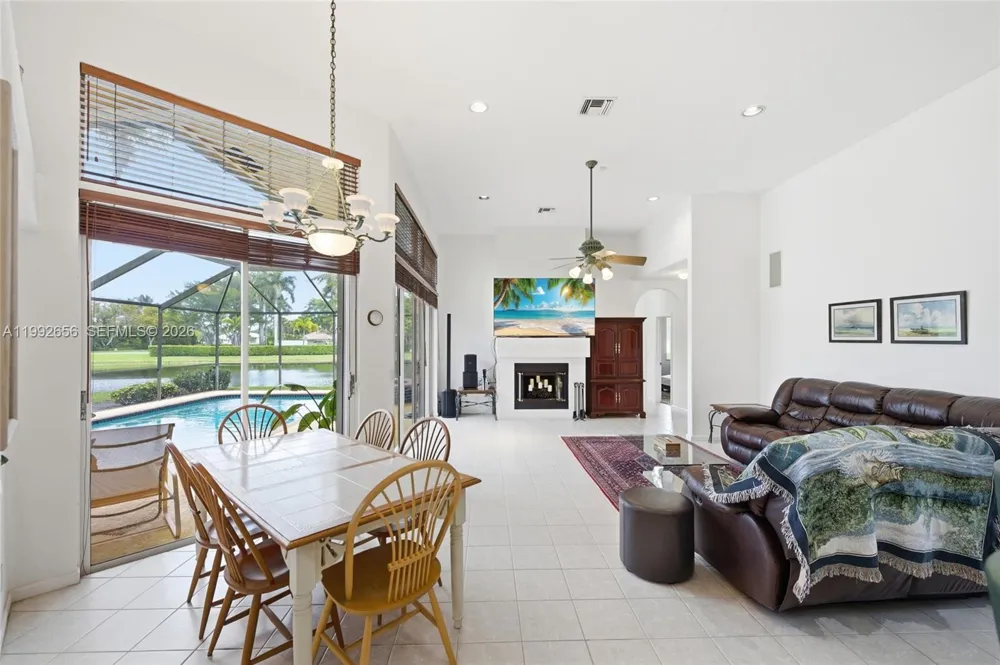 3038 Lakewood Dr Weston, FL 33332
