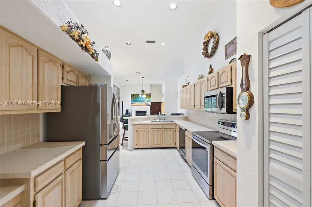 3038 Lakewood Dr Weston, FL 33332