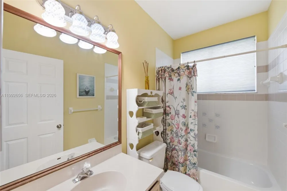 3038 Lakewood Dr Weston, FL 33332