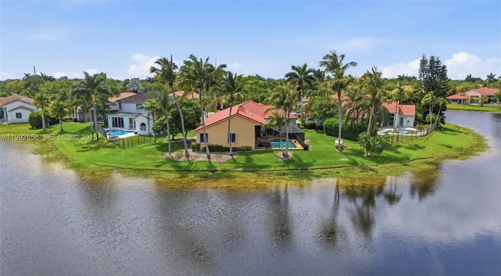 3038 Lakewood Dr Weston, FL 33332