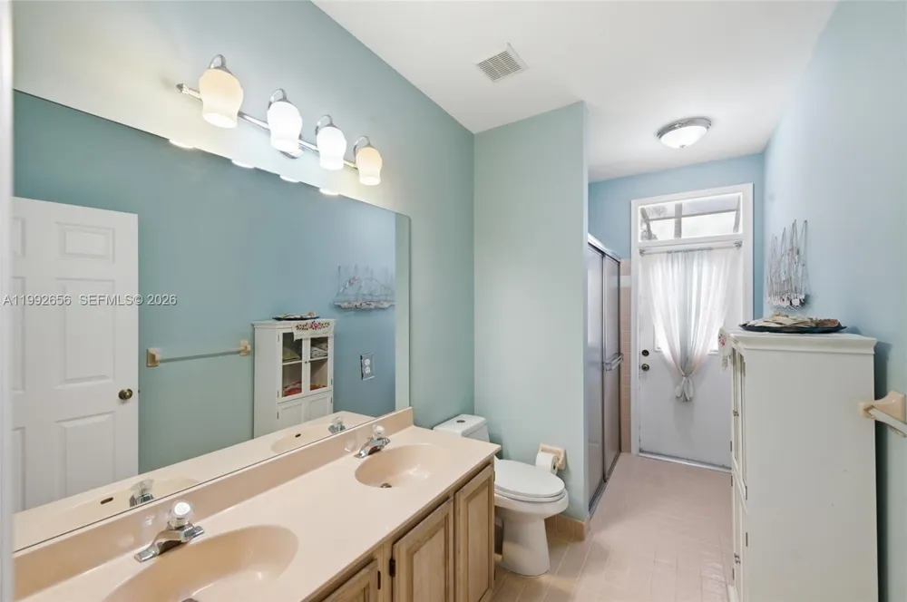 3038 Lakewood Dr Weston, FL 33332