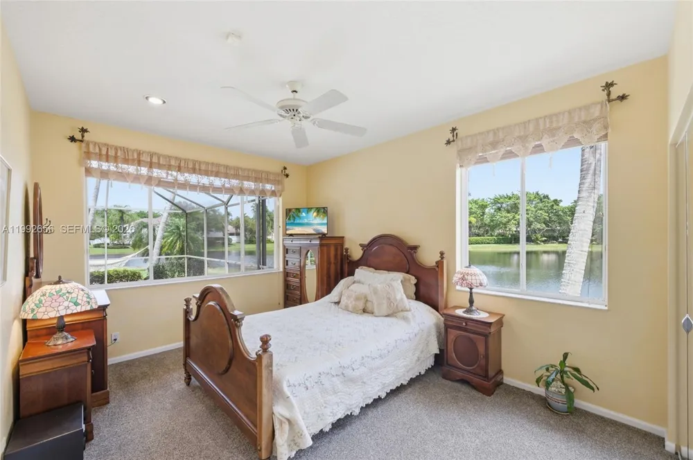 3038 Lakewood Dr Weston, FL 33332