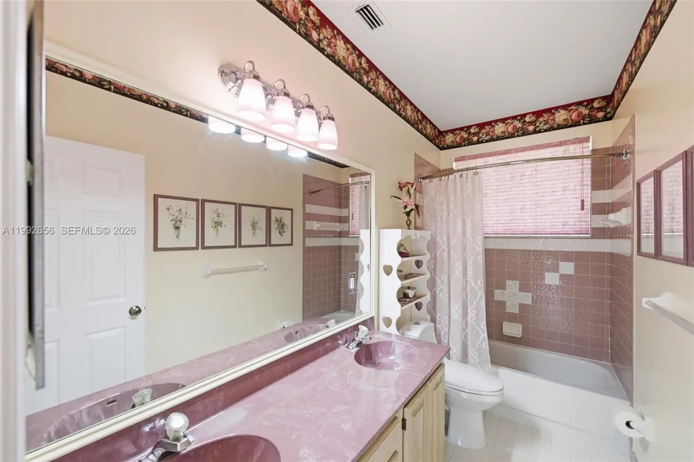 3038 Lakewood Dr Weston, FL 33332