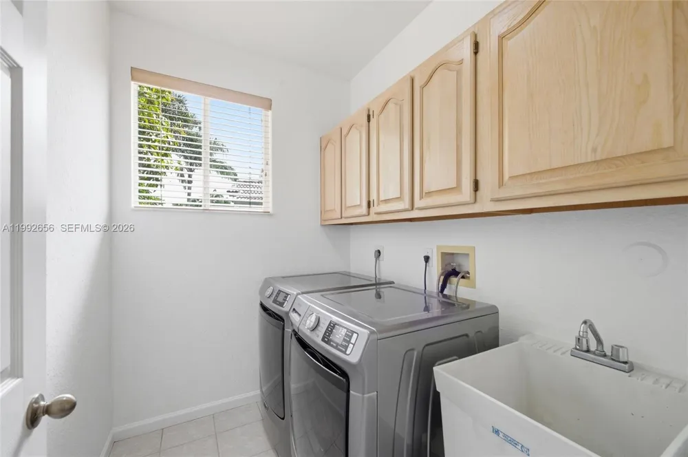3038 Lakewood Dr Weston, FL 33332