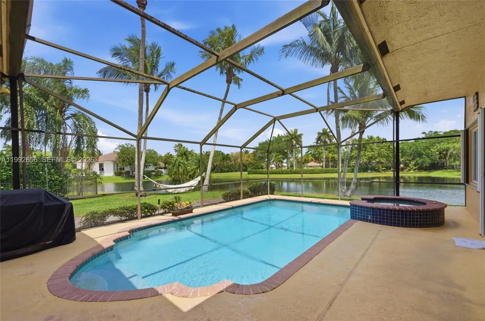 3038 Lakewood Dr Weston, FL 33332