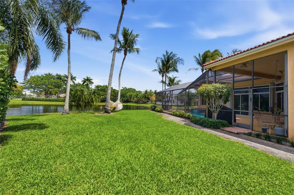 3038 Lakewood Dr Weston, FL 33332
