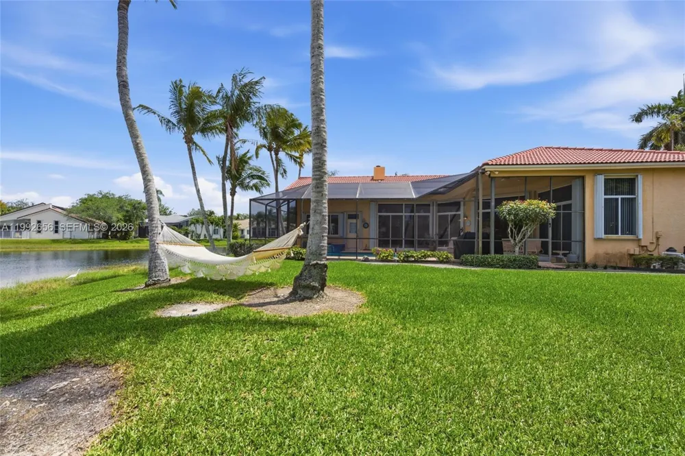 3038 Lakewood Dr Weston, FL 33332