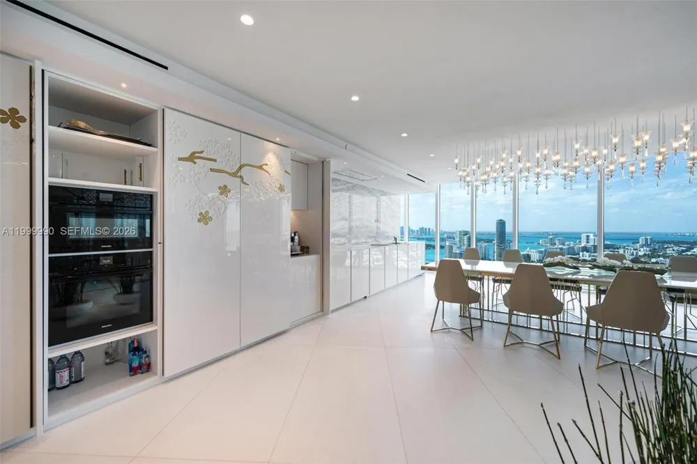 300 S Pointe Dr #PH-5 Miami Beach, FL 33139