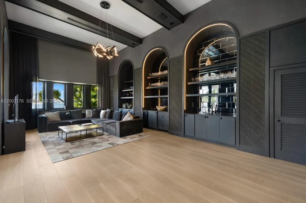 432 S Hibiscus Dr Miami Beach, FL 33139