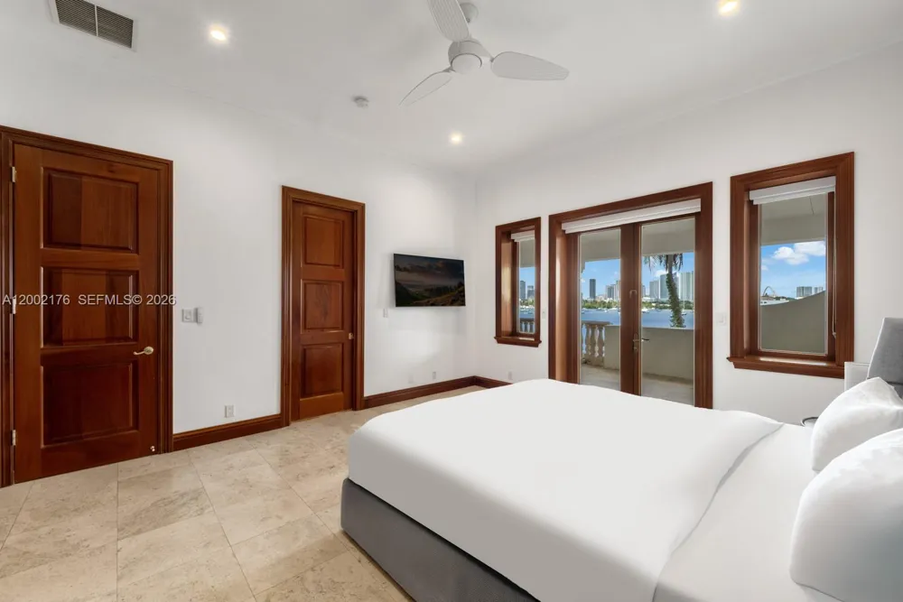 432 S Hibiscus Dr Miami Beach, FL 33139
