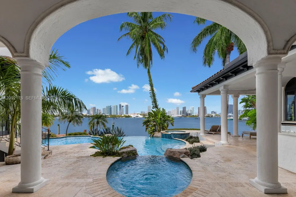 432 S Hibiscus Dr Miami Beach, FL 33139