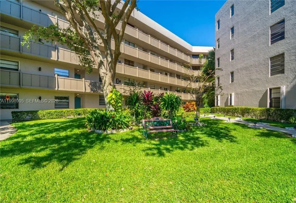 1100 Colony Point Cir #105 Pembroke Pines, FL 33026