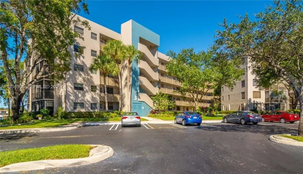 1100 Colony Point Cir #105 Pembroke Pines, FL 33026