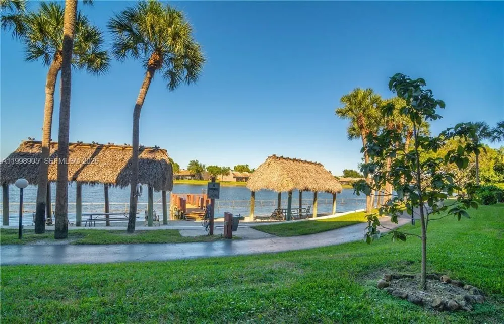 1100 Colony Point Cir #105 Pembroke Pines, FL 33026