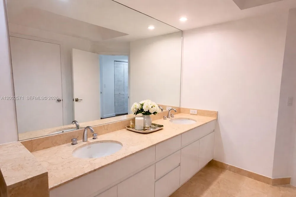 848 Brickell Key Dr #905 Miami, FL 33131