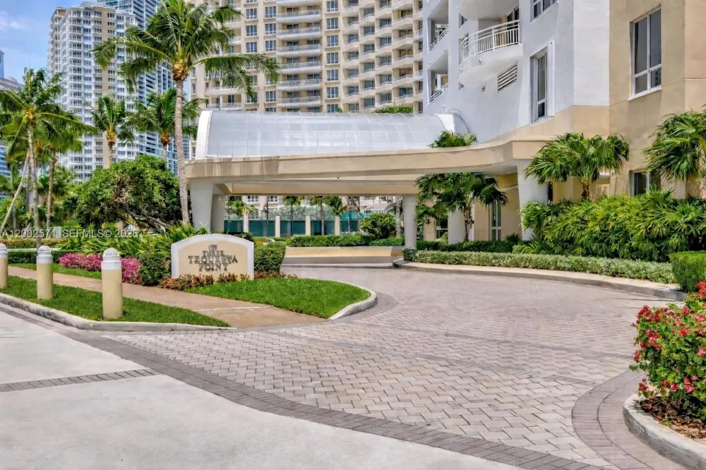 848 Brickell Key Dr #905 Miami, FL 33131