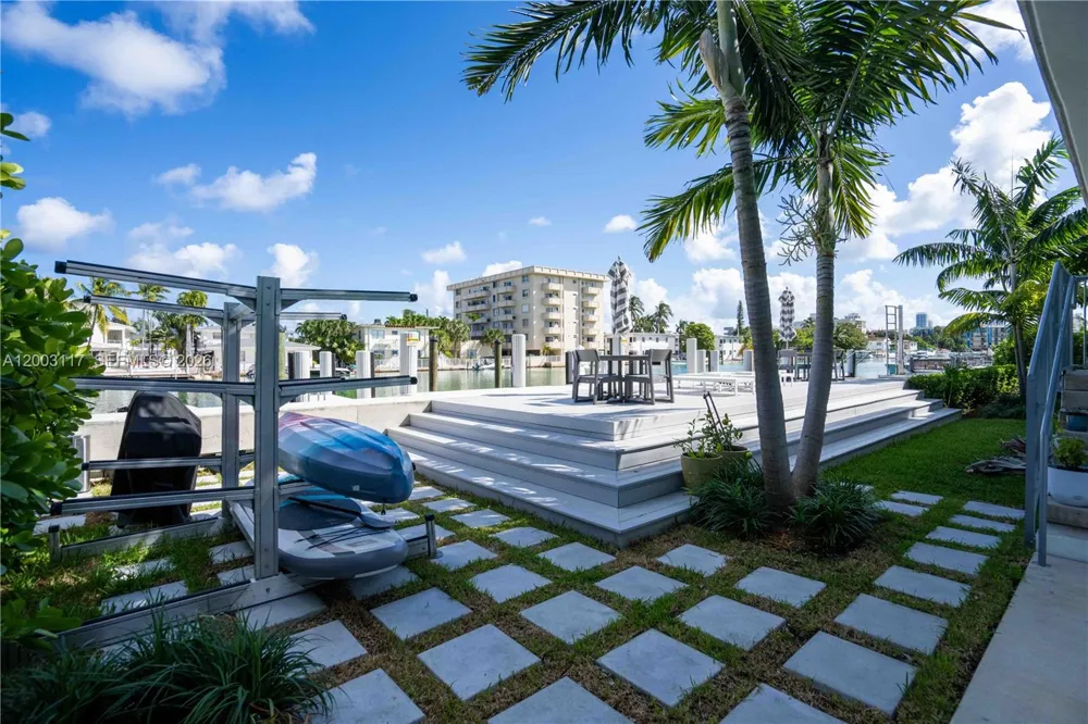 8425 Crespi Blvd Miami Beach, FL 33141