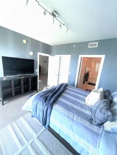 888 Biscayne Blvd #4310 Miami, FL 33132