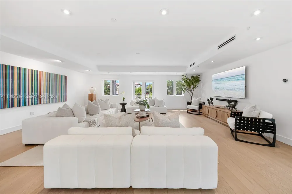 215 Palm Ave Miami Beach, FL 33139