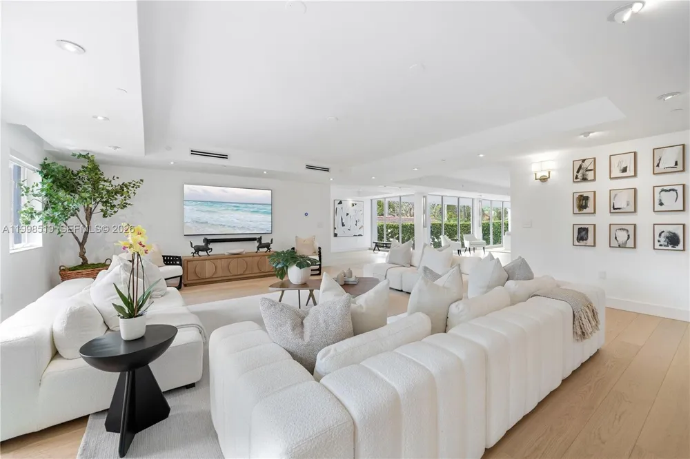 215 Palm Ave Miami Beach, FL 33139
