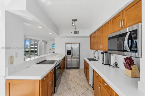 3600 Mystic Pointe Dr #513