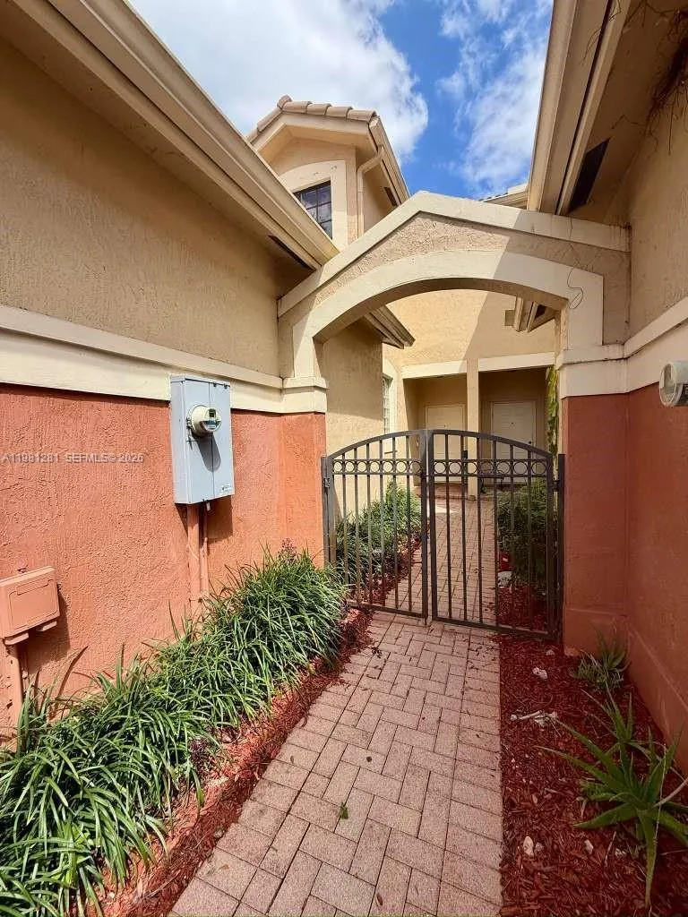 3813 Tree Top Dr Weston, FL 33332