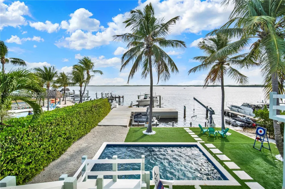 69 Shoreland Dr Key Largo, FL 33037