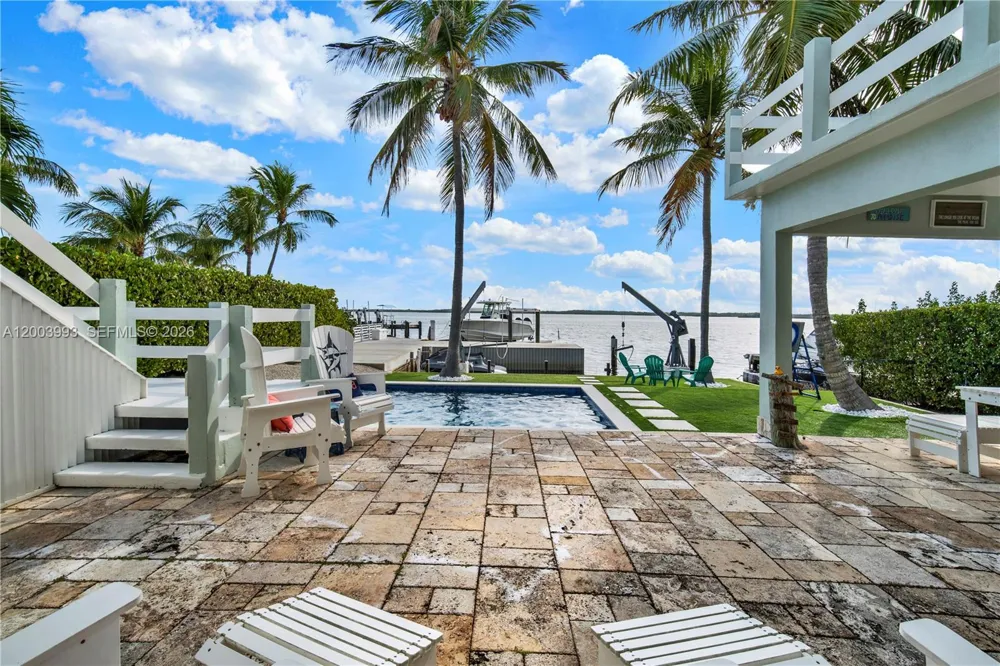 69 Shoreland Dr Key Largo, FL 33037