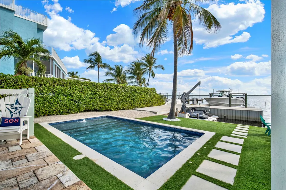 69 Shoreland Dr Key Largo, FL 33037