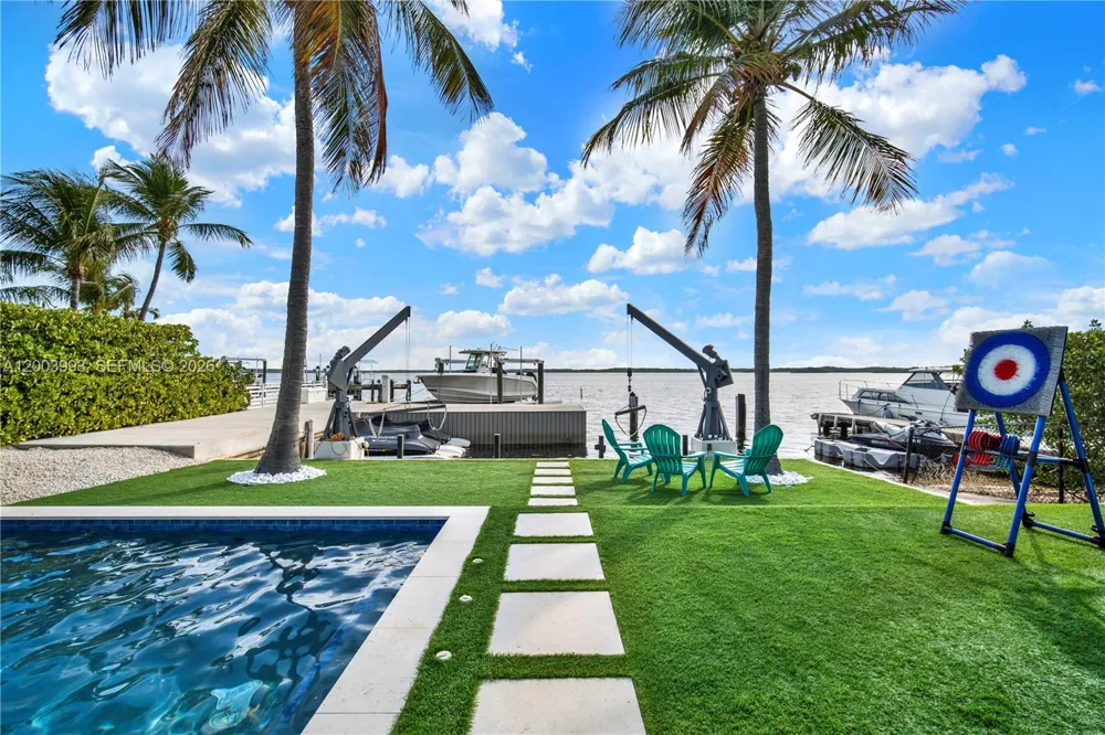 69 Shoreland Dr Key Largo, FL 33037