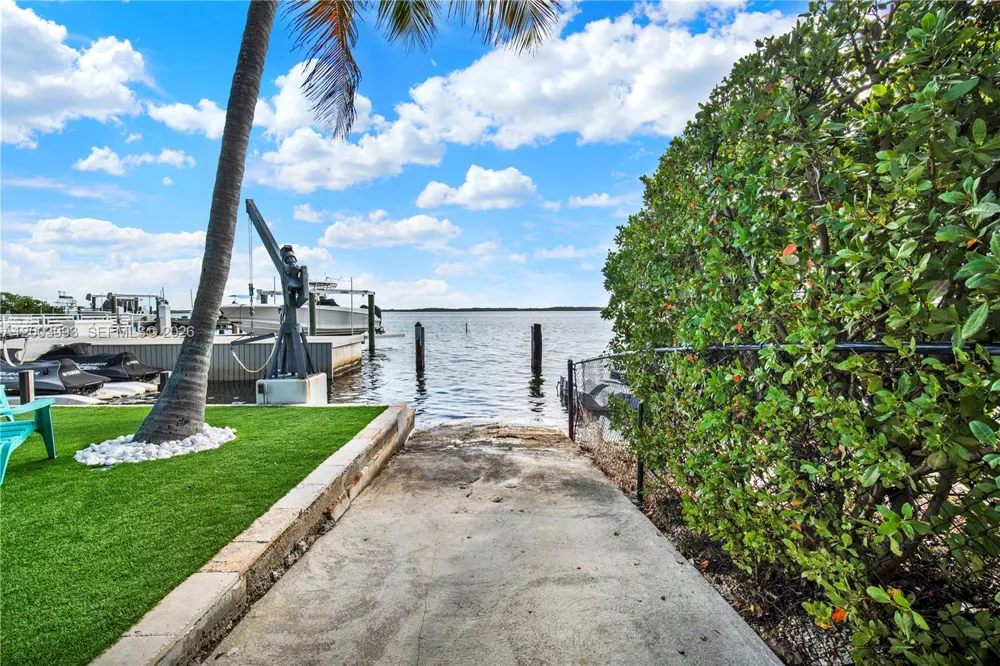 69 Shoreland Dr Key Largo, FL 33037