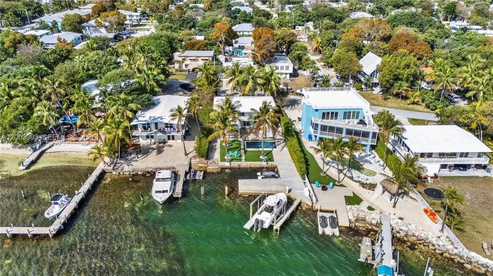 69 Shoreland Dr Key Largo, FL 33037