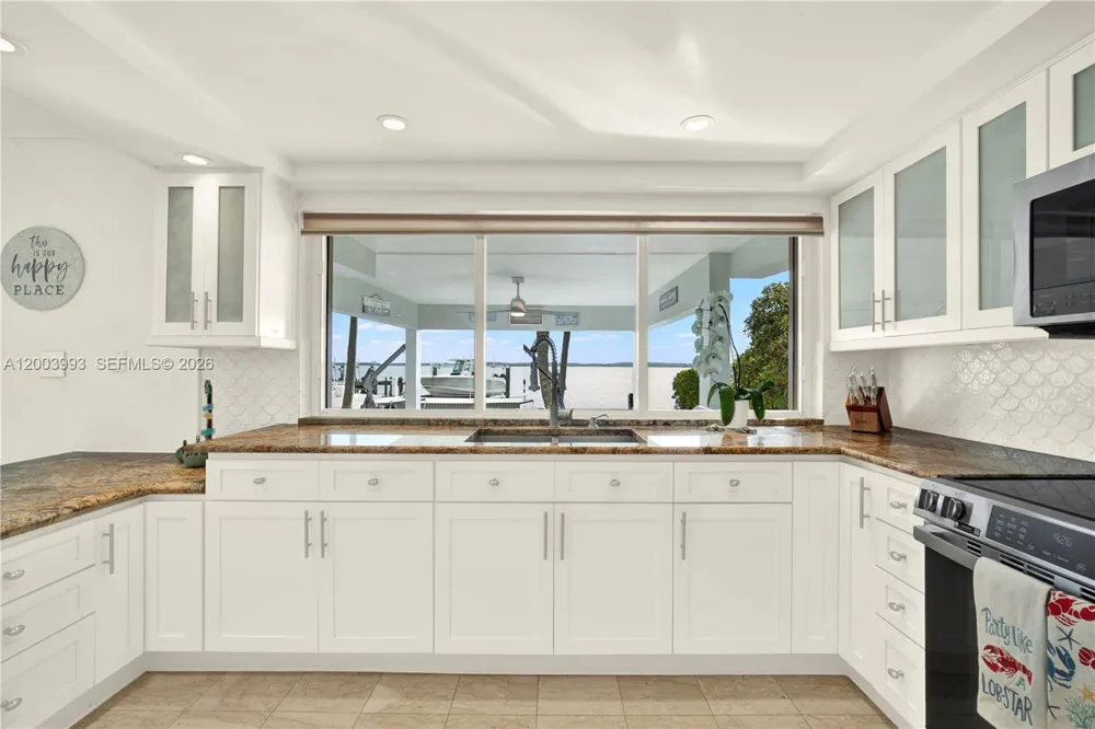 69 Shoreland Dr Key Largo, FL 33037