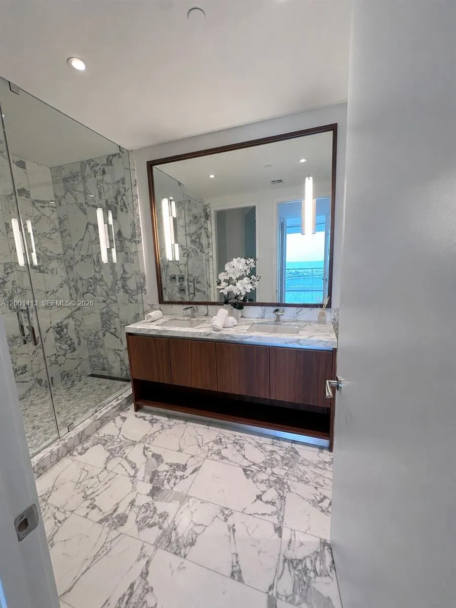 175 SE 25 Rd #501 Miami, FL 33129