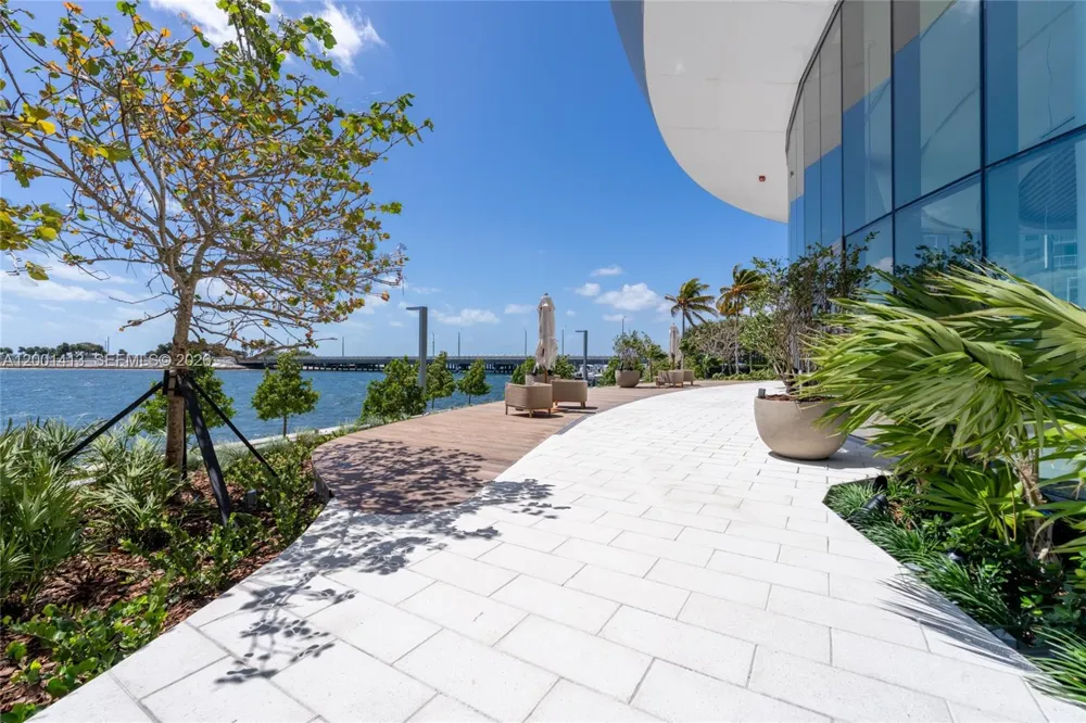 175 SE 25 Rd #501 Miami, FL 33129