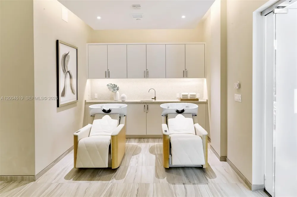 719 Crandon Blvd #310 Key Biscayne, FL 33149