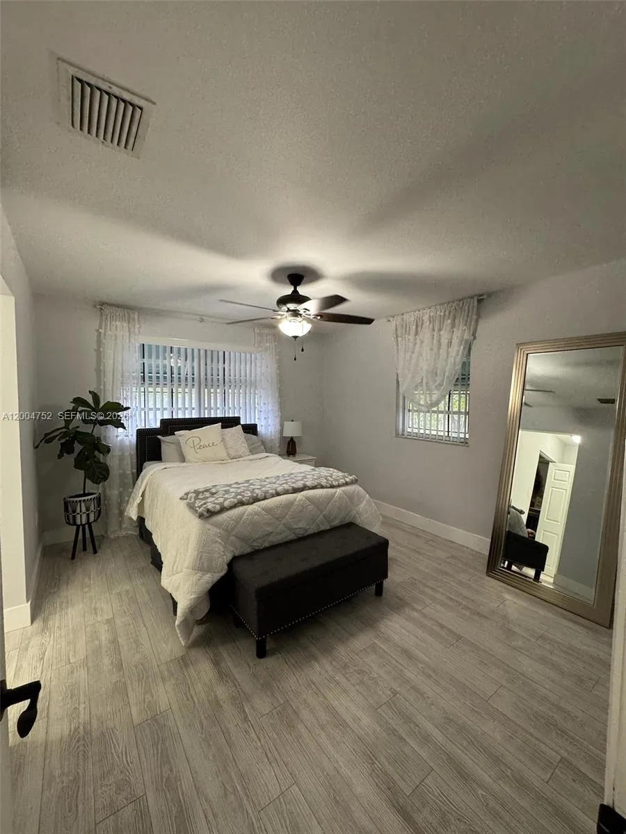 5127 SW 123rd Ave Cooper City, FL 33330