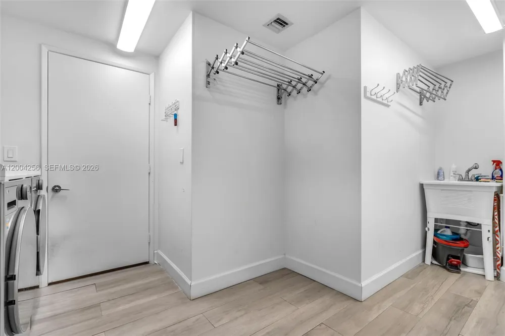 791 Crandon Blvd #302 Key Biscayne, FL 33149