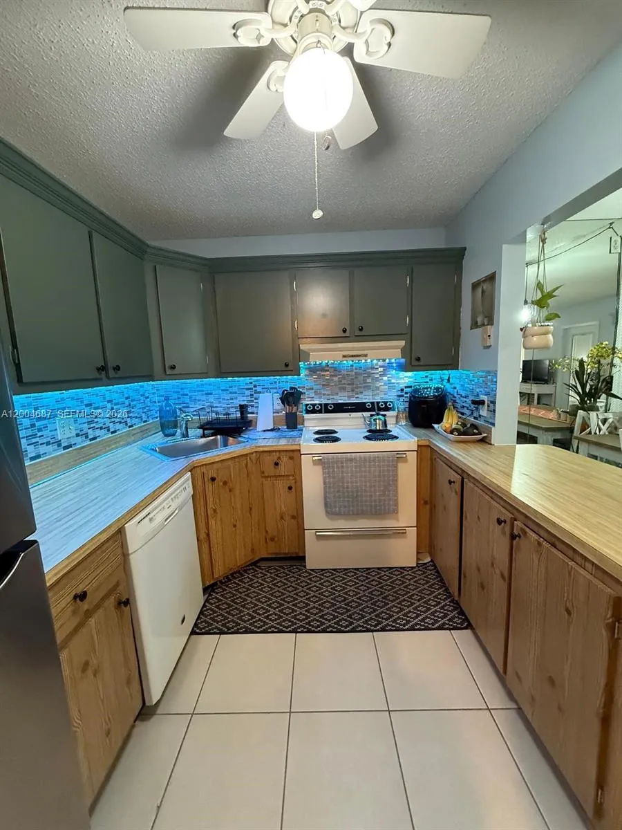 208 Pine Hov Cir #A-2 Green Acres, FL 33463