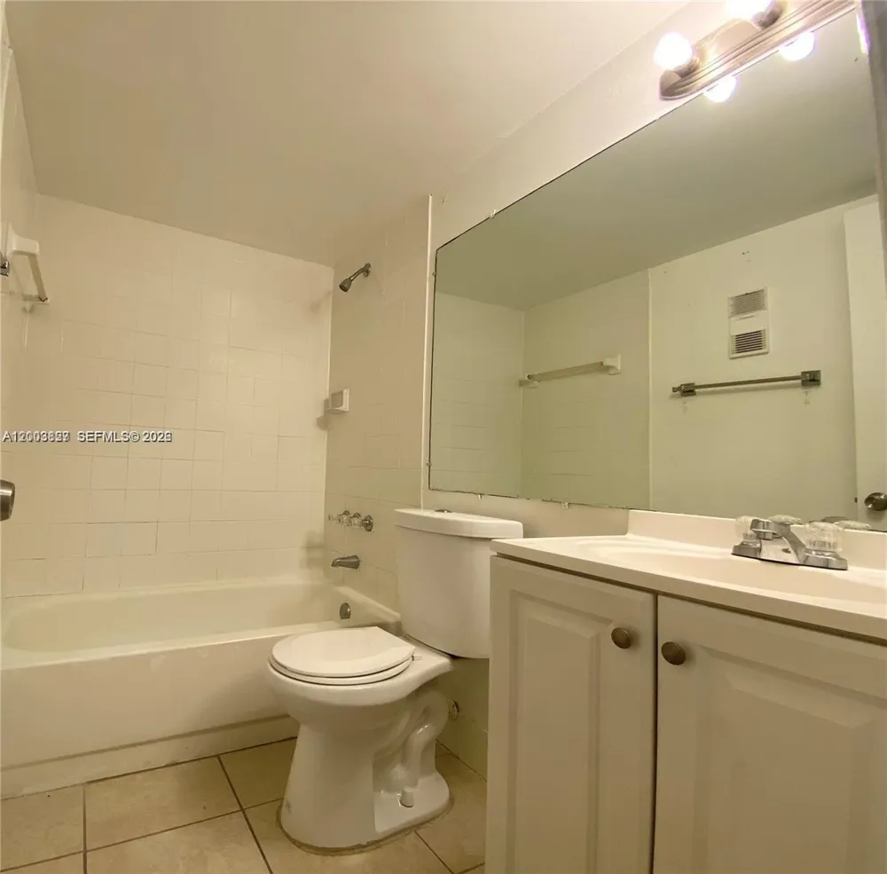 8060 Nob Hill Rd #203 Tamarac, FL 33321
