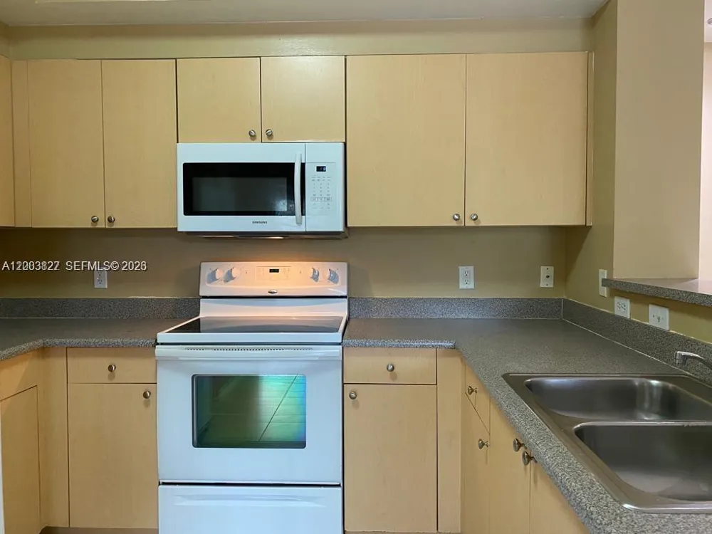 8060 Nob Hill Rd #203 Tamarac, FL 33321